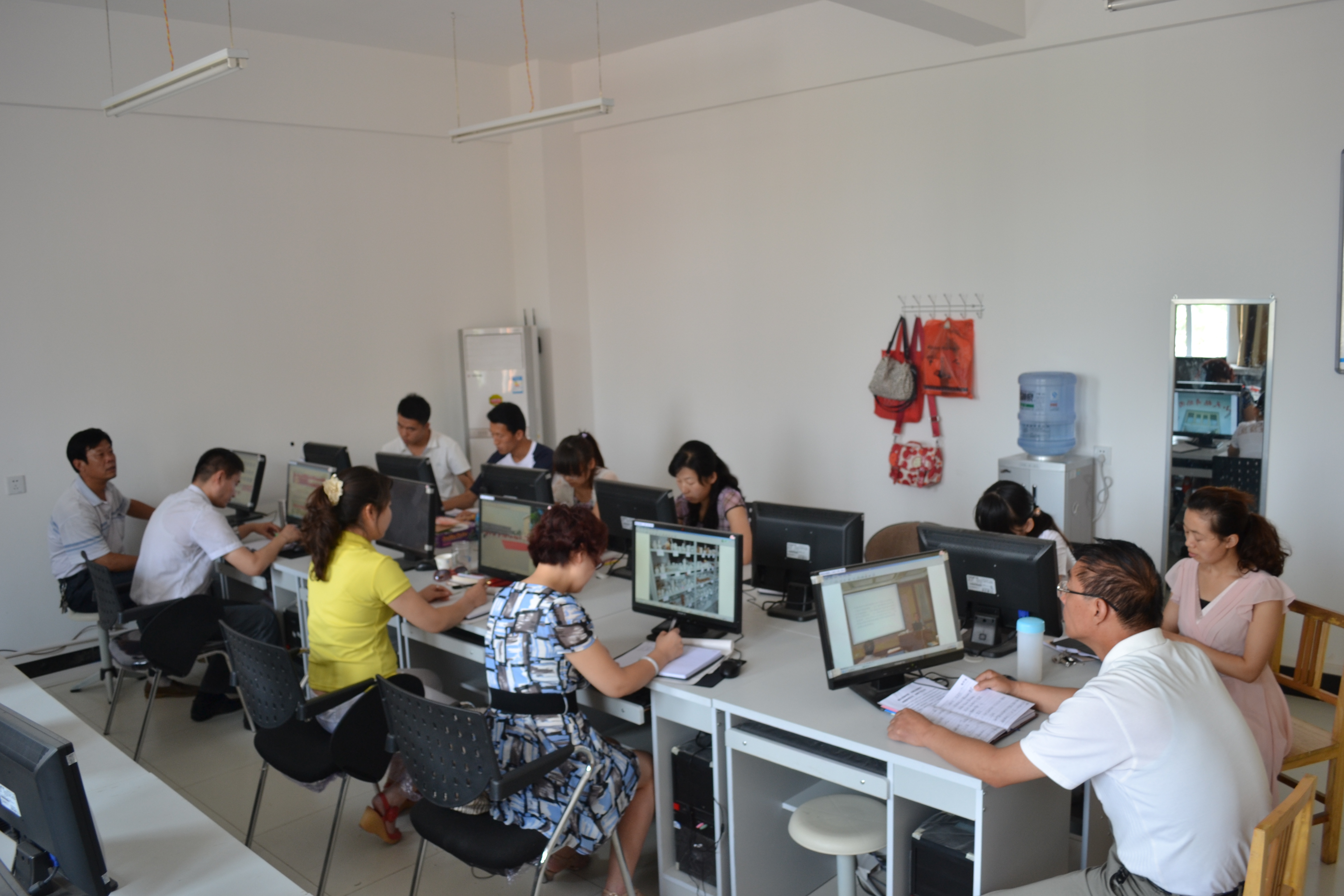 涇陽縣青少年活動中心舉辦網(wǎng)絡(luò)應(yīng)用技能培訓(xùn)會，杭州網(wǎng)絡(luò)技術(shù)服務(wù)助力青少年教育信息化